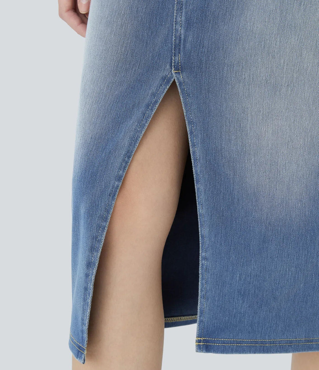 Halara Flex med hög midja och fickor figurnära tvättad denim för vardag midi kjol