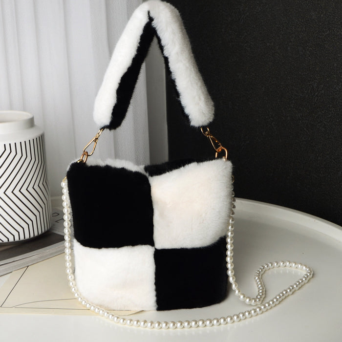Ebba | Fluffig bucket bag i plysch med pärlkedja
