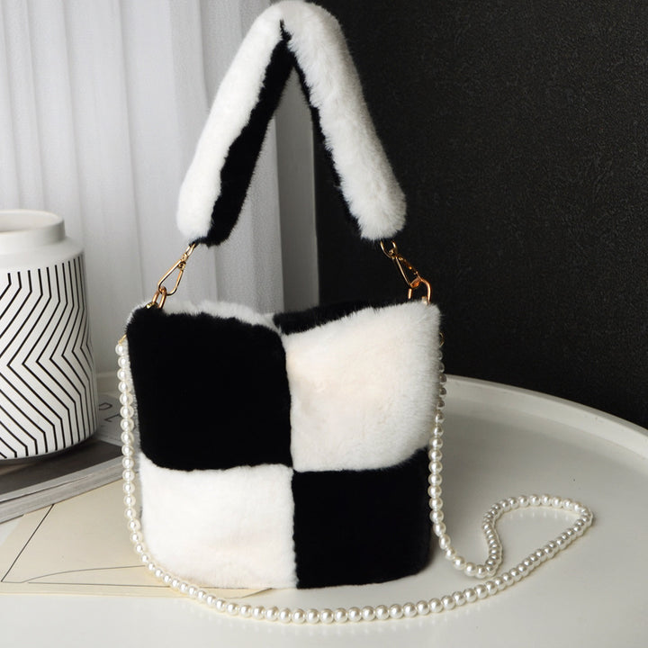 Fluffig bucket bag med pärlkedja