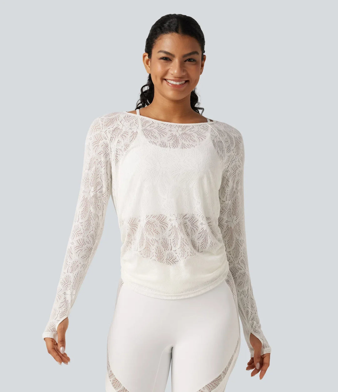 Utskuren detalj långärmad tumhål rynklad spets sporttopp för yoga