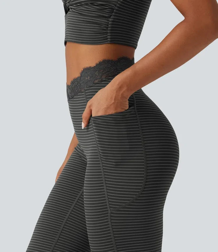 V-formad högmidjad kontrastspets randig yoga utsvängd leggings med fickor