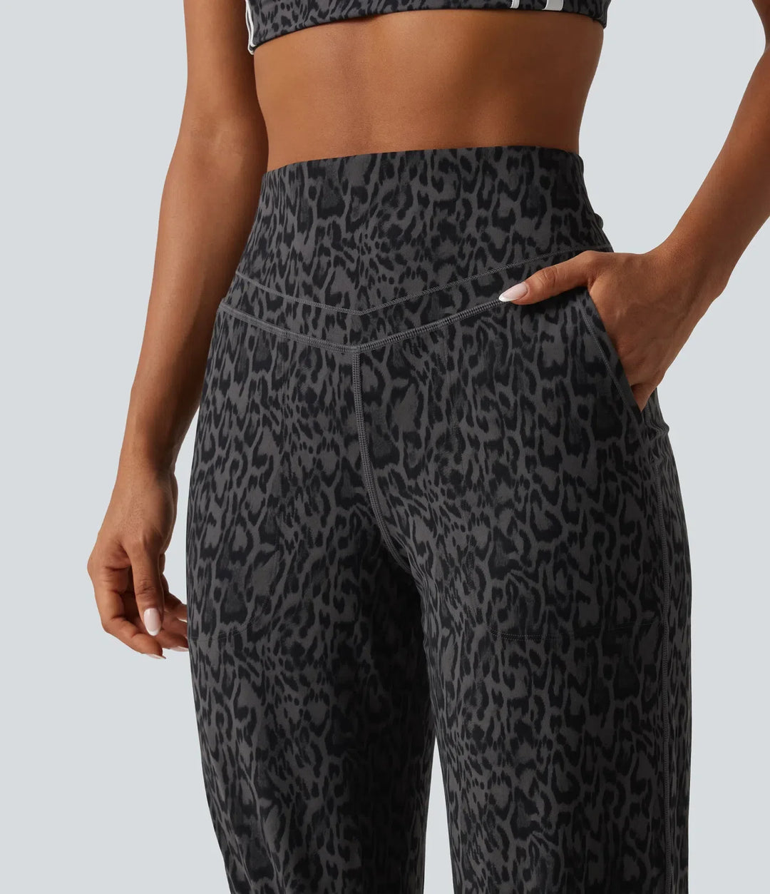 Halara UltraSculpt leopardmönstrad med hög midja och magkontroll yoga joggingbyxor med fickor