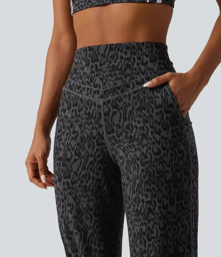Halara UltraSculpt leopardmönstrad med hög midja och magkontroll yoga joggingbyxor med fickor