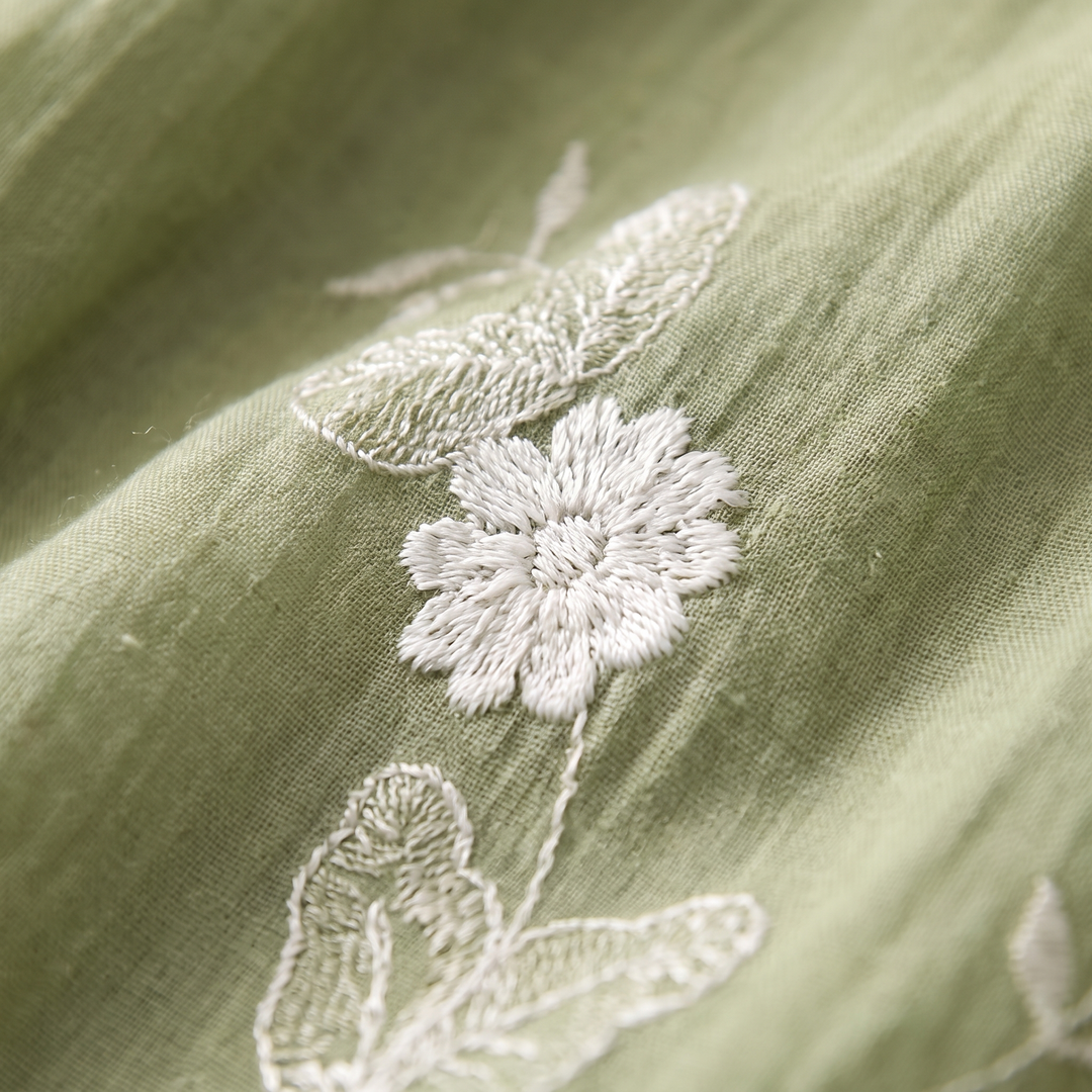EMILY BOMULLSTOPPA MED BRODERADE BLOMMOR