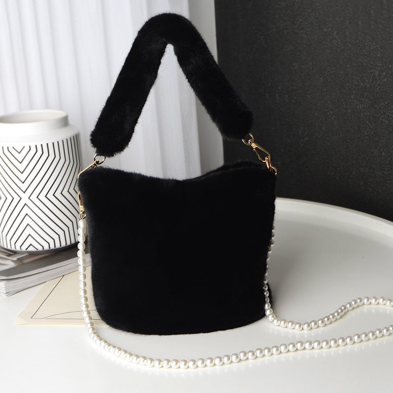 Fluffig bucket bag med pärlkedja