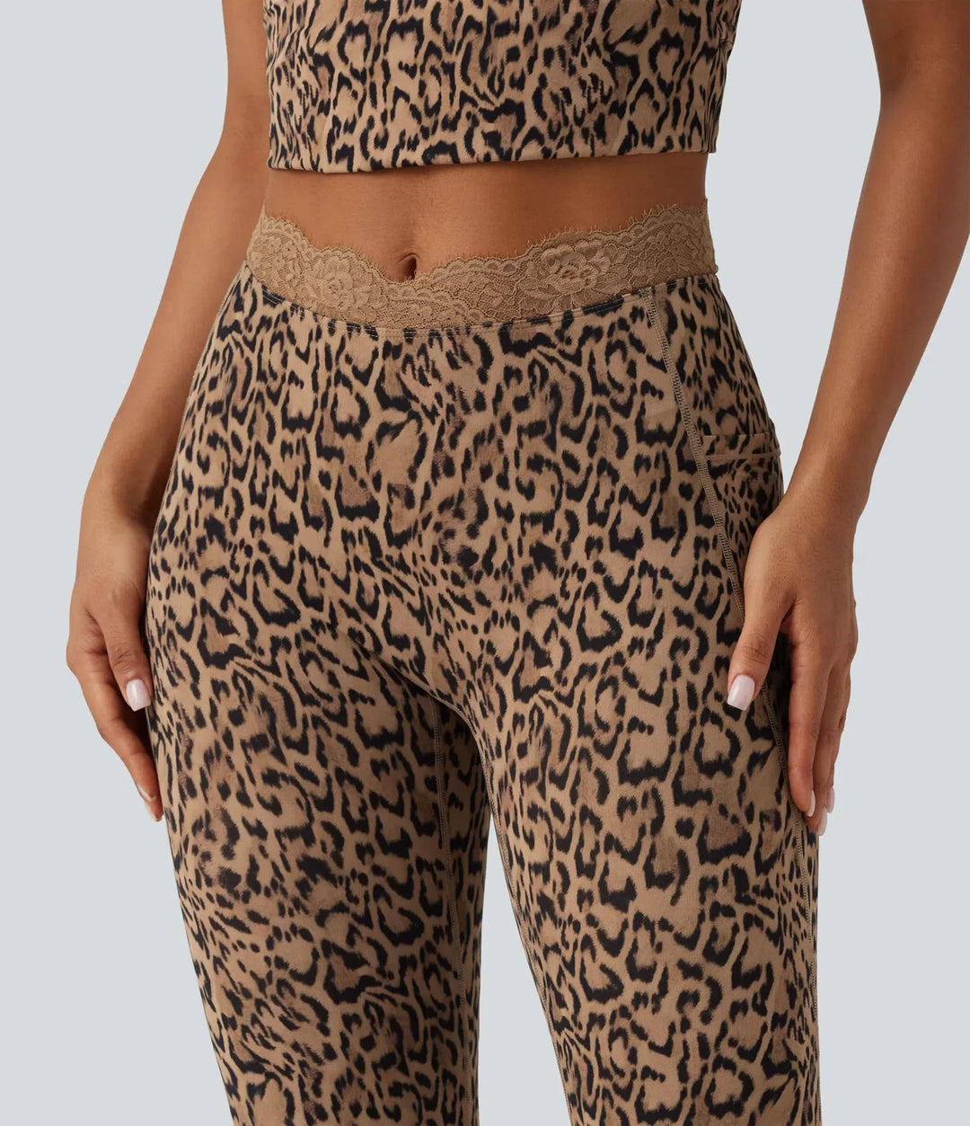 Halara UltraSculpt leopardmönstrad V-formad med hög midja kontrastspets yoga utsvängd leggings med fickor