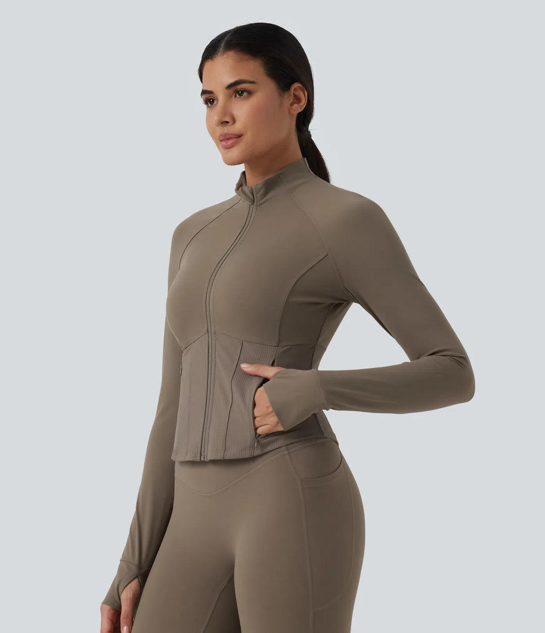 Lyckera UltraSculpt InstantCool ståkrage raglan tumhål rundad fåll yogajacka med fickor