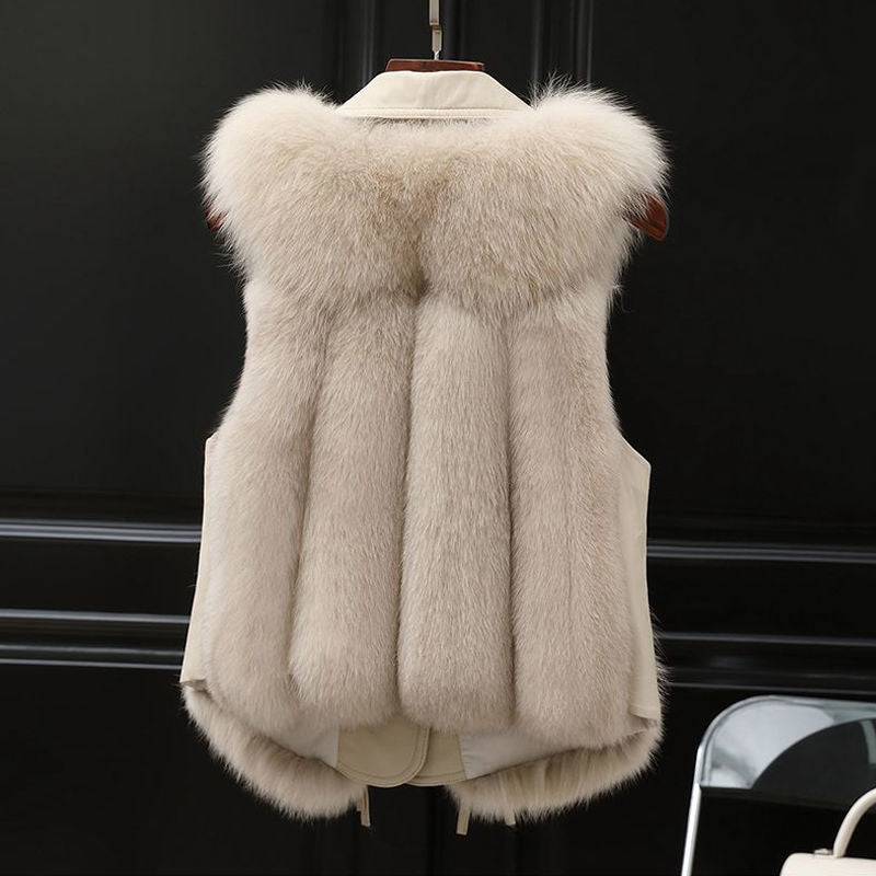 Kvinna i beige kort fuskpälsväst