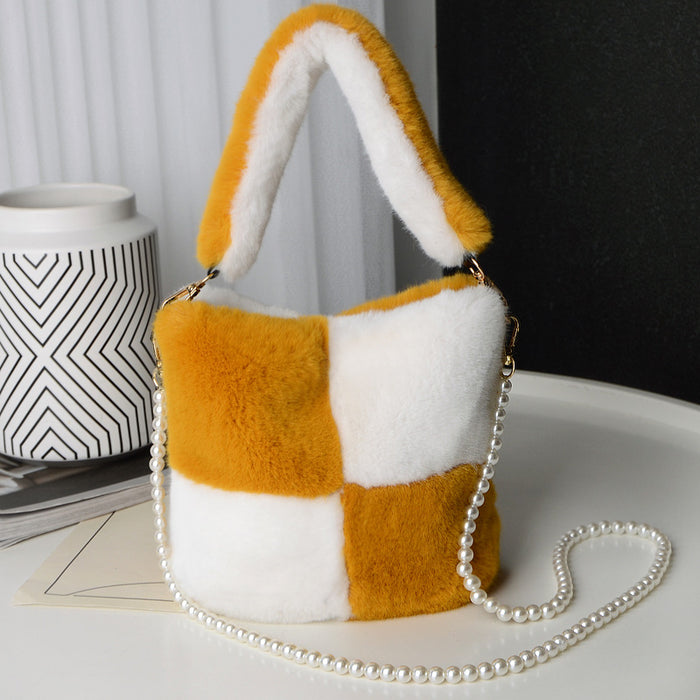 Ebba | Fluffig bucket bag i plysch med pärlkedja