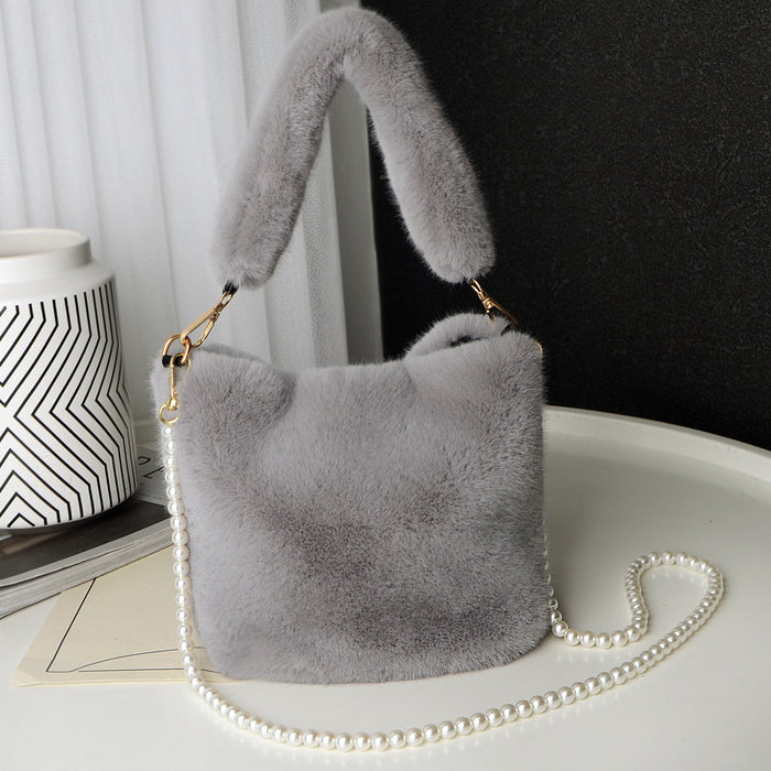 Ebba | Fluffig bucket bag i plysch med pärlkedja