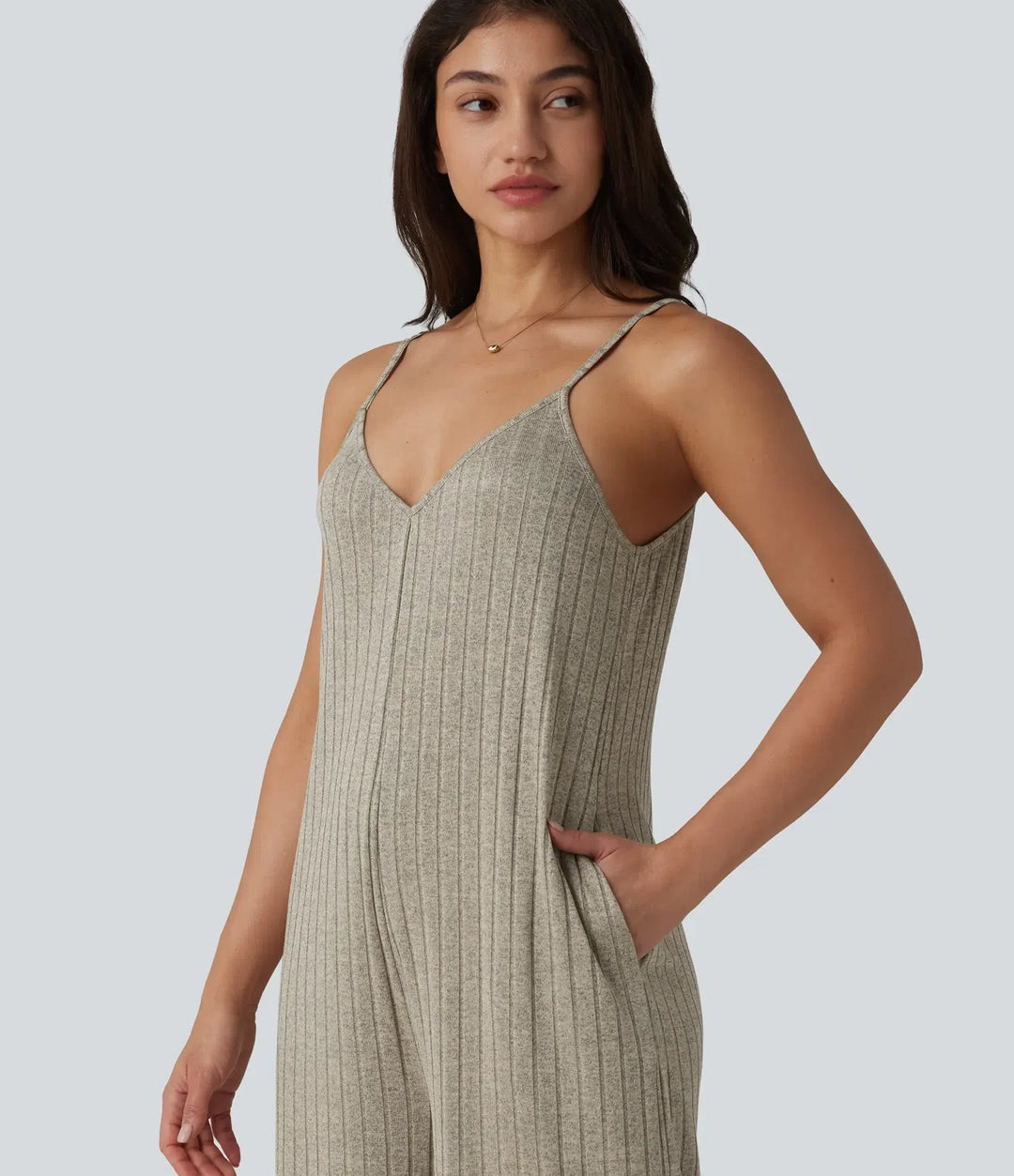 Ribbstickad V-ringad vardaglig slip jumpsuit med fickor