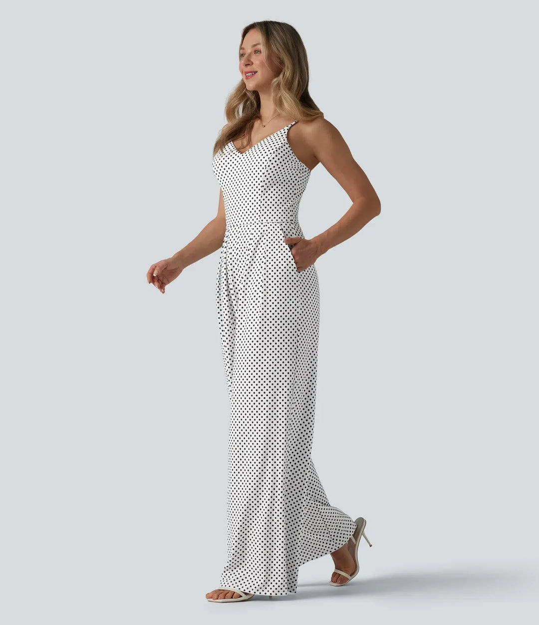 V-ringad prickig slip jumpsuit med fickor-Easy Peezy Edition