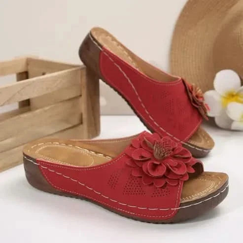 NESSA KOMFORTSANDALER MED BLOMSTERDETALJ
