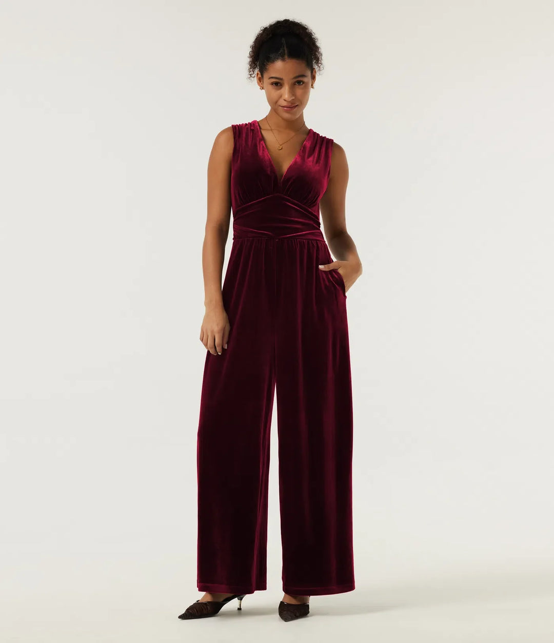 V-ringad rynkat vida ben sammet fest jumpsuit med inbyggd BH och fickor -Easy Peezy Edition