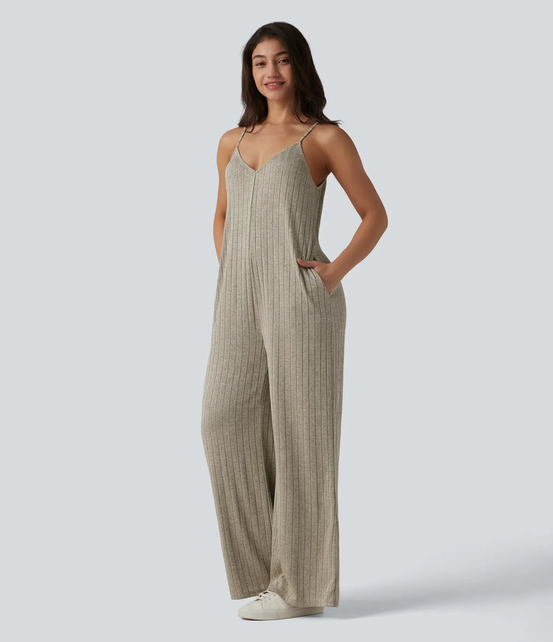 Ribbstickad V-ringad vardaglig slip jumpsuit med fickor