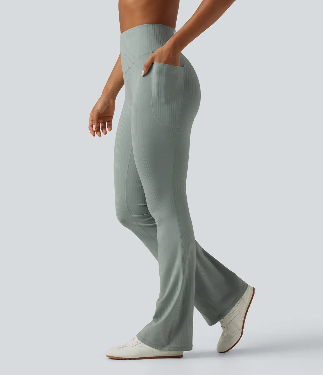 Ribbstickad med hög midja och magkontroll bootcut träningsleggings med fickor