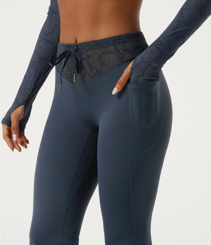 Halara UltraSculpt med medelhög midja dragsko kontrastspets utsvängd yogaleggings med fickor