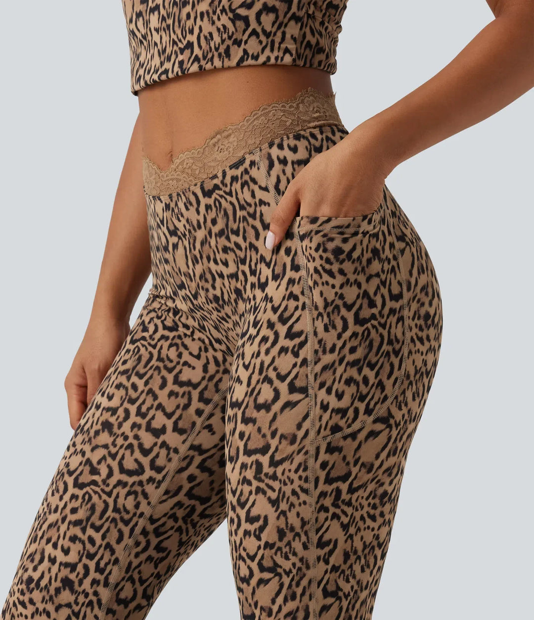 Halara UltraSculpt leopardmönstrad V-formad med hög midja kontrastspets yoga utsvängd leggings med fickor