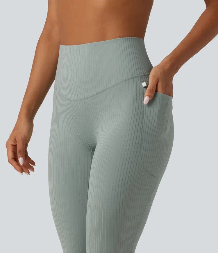 Ribbstickad med hög midja och magkontroll bootcut träningsleggings med fickor