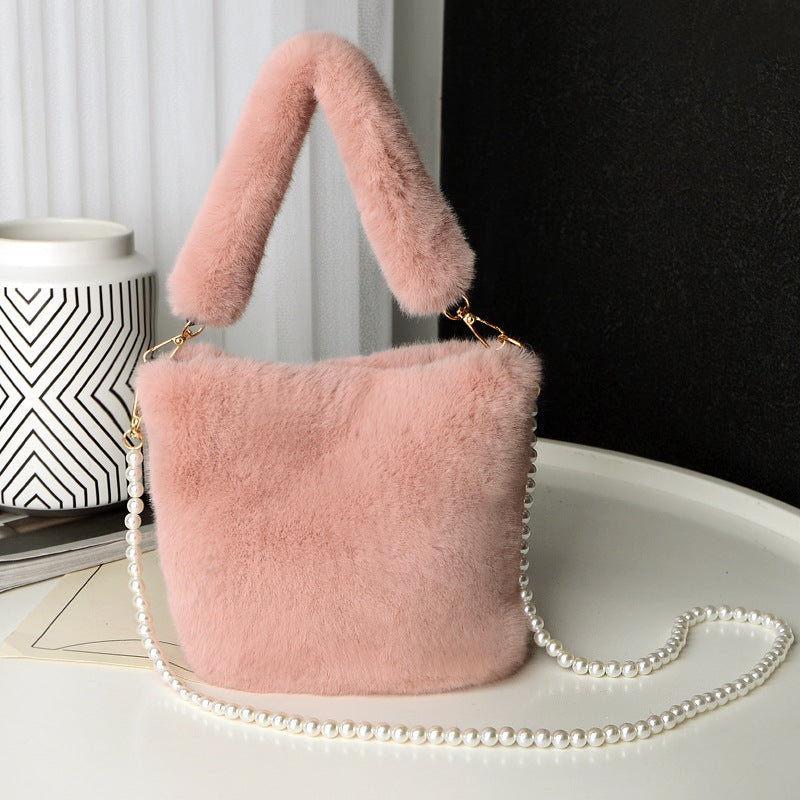 Fluffig bucket bag med pärlkedja