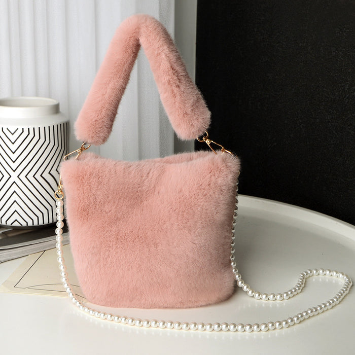 Ebba | Fluffig bucket bag i plysch med pärlkedja