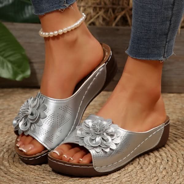 NESSA KOMFORTSANDALER MED BLOMSTERDETALJ