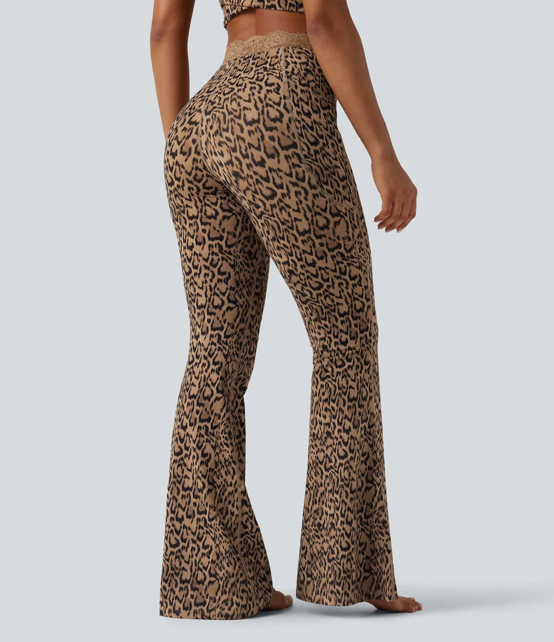 Halara UltraSculpt leopardmönstrad V-formad med hög midja kontrastspets yoga utsvängd leggings med fickor