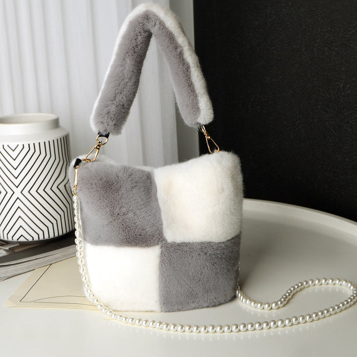 Ebba | Fluffig bucket bag i plysch med pärlkedja