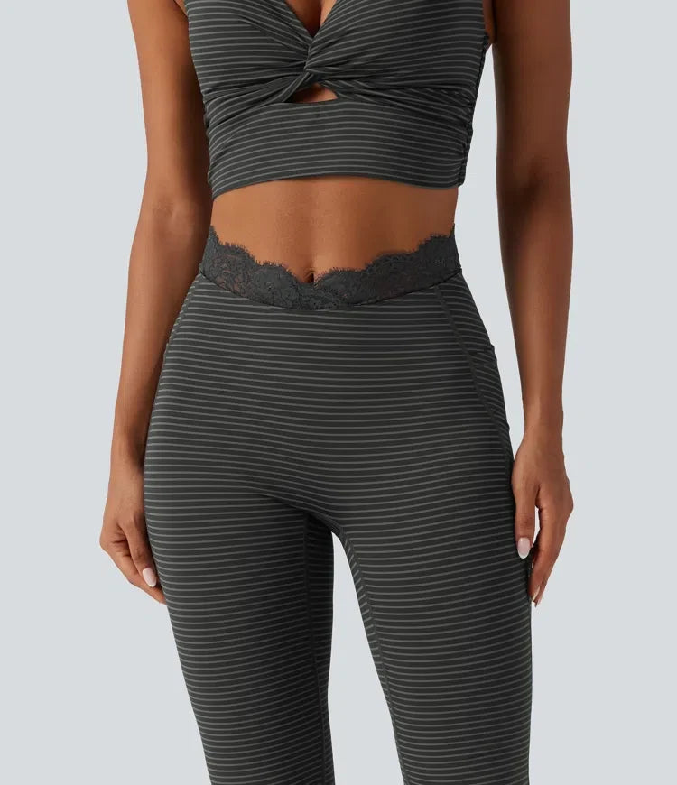 V-formad högmidjad kontrastspets randig yoga utsvängd leggings med fickor