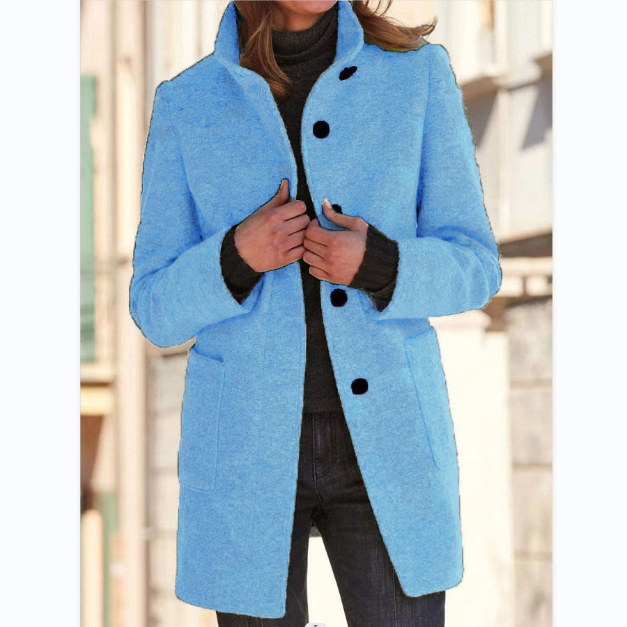 Kappa med ståkrage och knappar