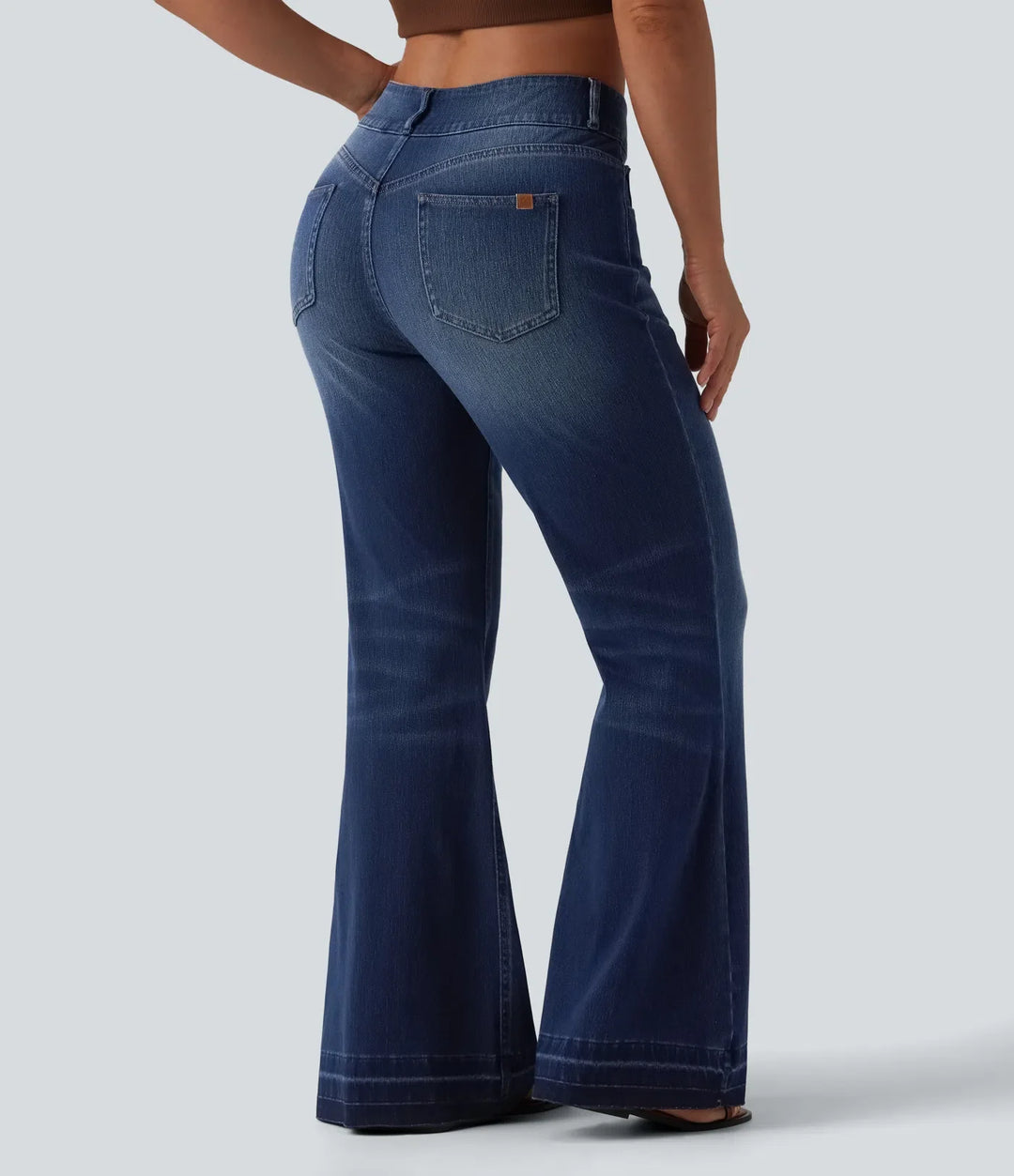 Halara Flex asymmetrisk med medelhög midja för vardag utsvängd jeans med fickor