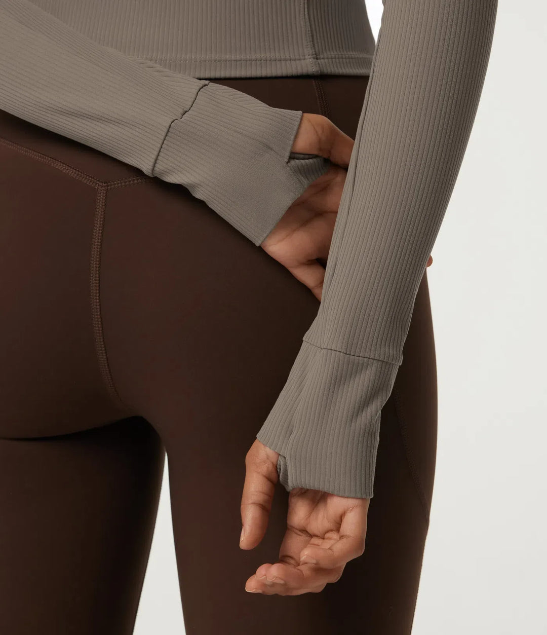 Ribbstickad rund hals långärmad yoga träningsjacka med fickor och tumhål