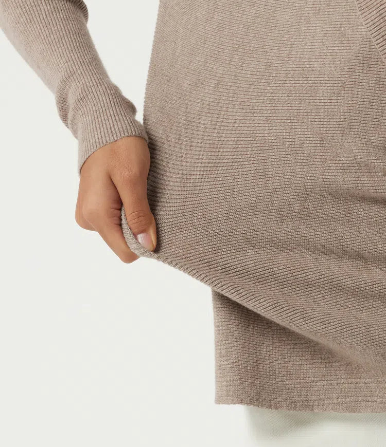 Draperad hals långärmad lagerliknande vardaglig tröja