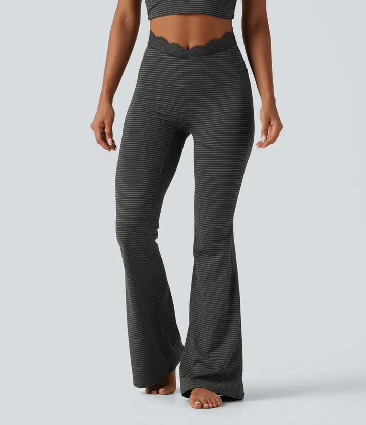 V-formad högmidjad kontrastspets randig yoga utsvängd leggings med fickor