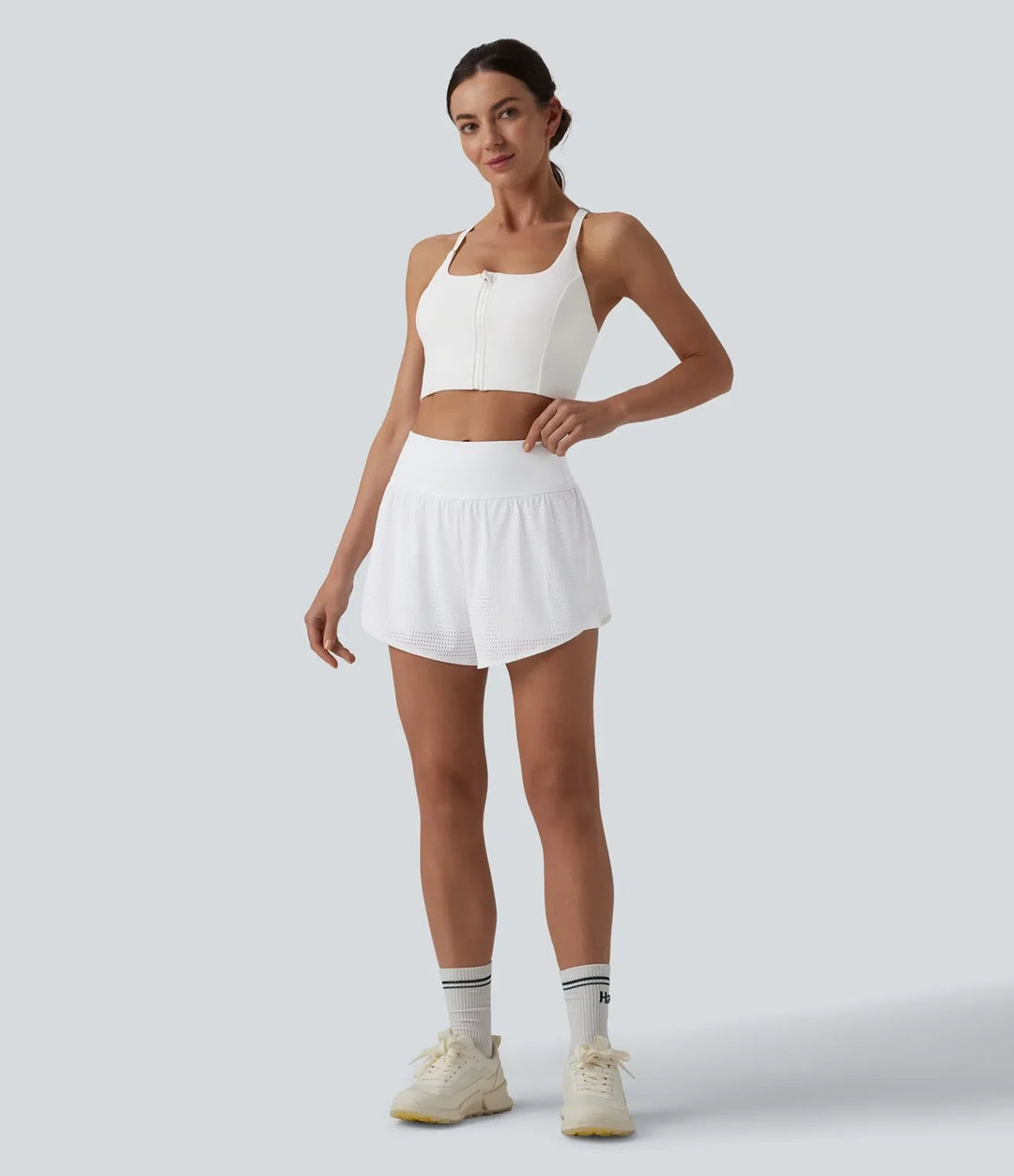 Med hög midja och magkontroll reflekterande prickar omlott rundad nederkant 2-i-1 hålbroderi yogashorts med fickor