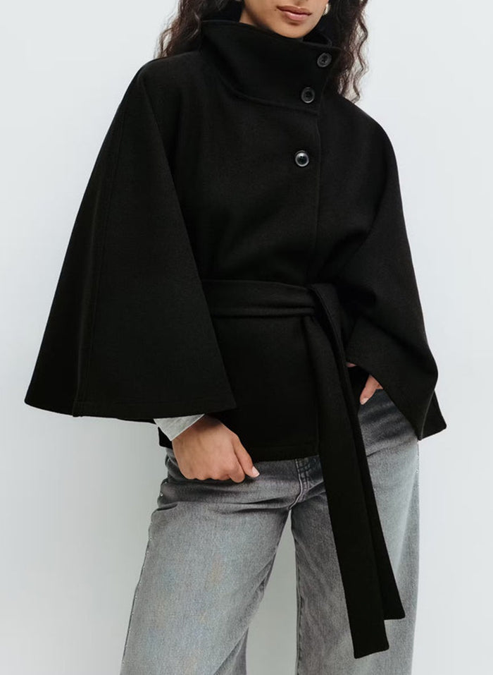Ella | Kort kappa med cape-ärmar och knytskärp