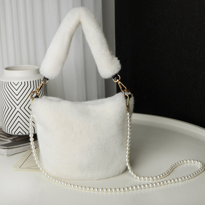 Ebba | Fluffig bucket bag i plysch med pärlkedja