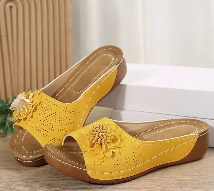 NESSA KOMFORTSANDALER MED BLOMSTERDETALJ
