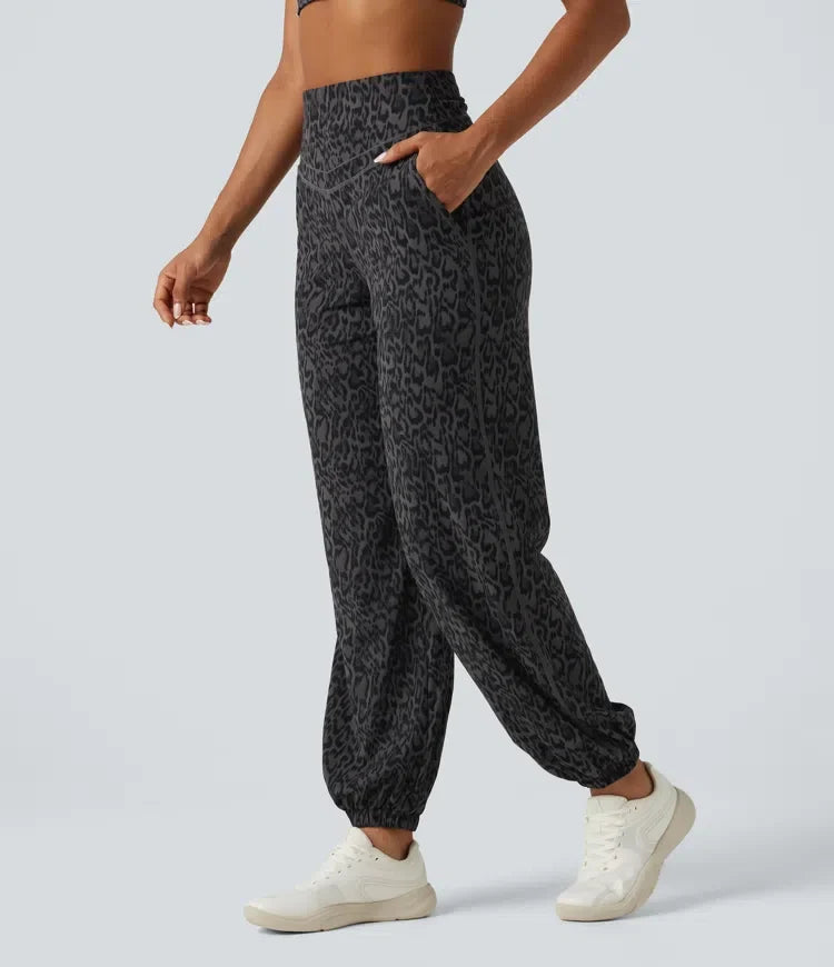 Halara UltraSculpt leopardmönstrad med hög midja och magkontroll yoga joggingbyxor med fickor