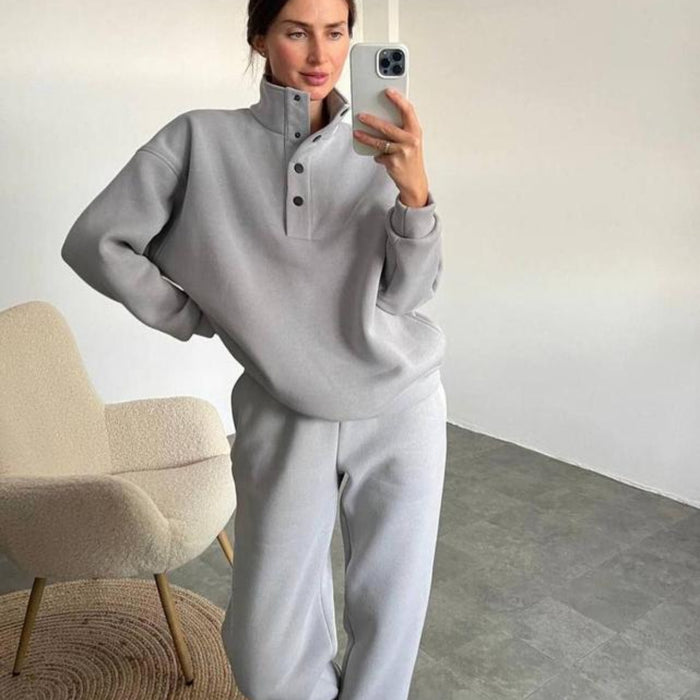Elsa | Mysset med ståkrage och joggingbyxor