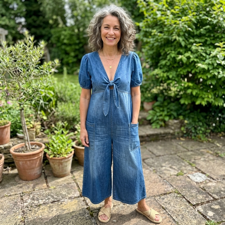 ROWANVALE JEANSJUMPSUIT MED KNYTNING FRAM
