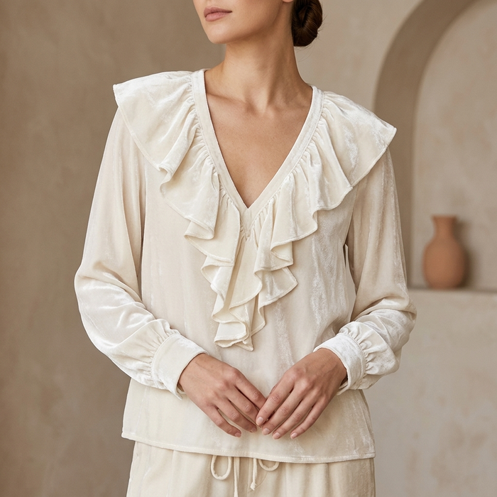 VELOURA V-RINGAD BLUS MED VOLANG