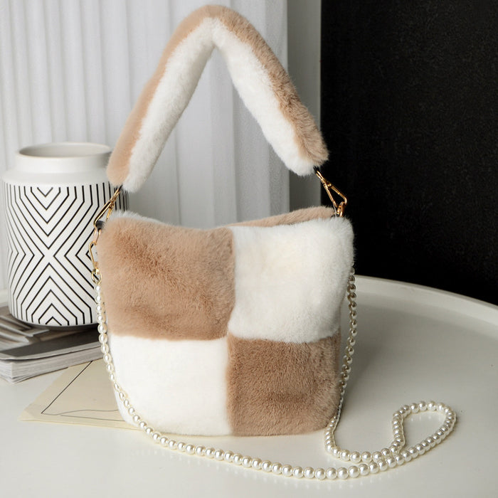 Ebba | Fluffig bucket bag i plysch med pärlkedja