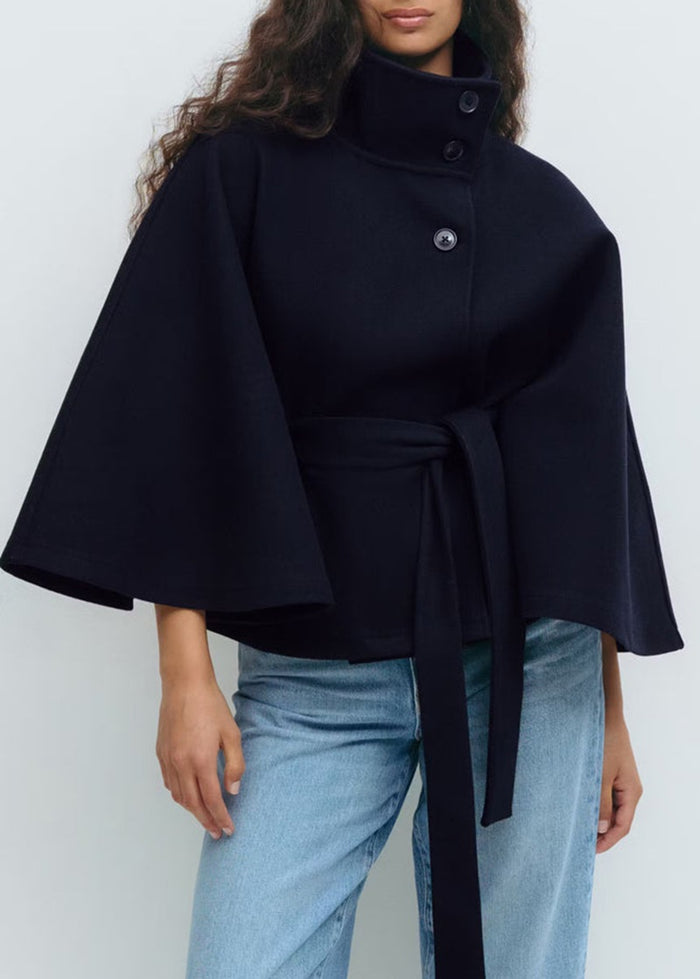 Ella | Kort kappa med cape-ärmar och knytskärp