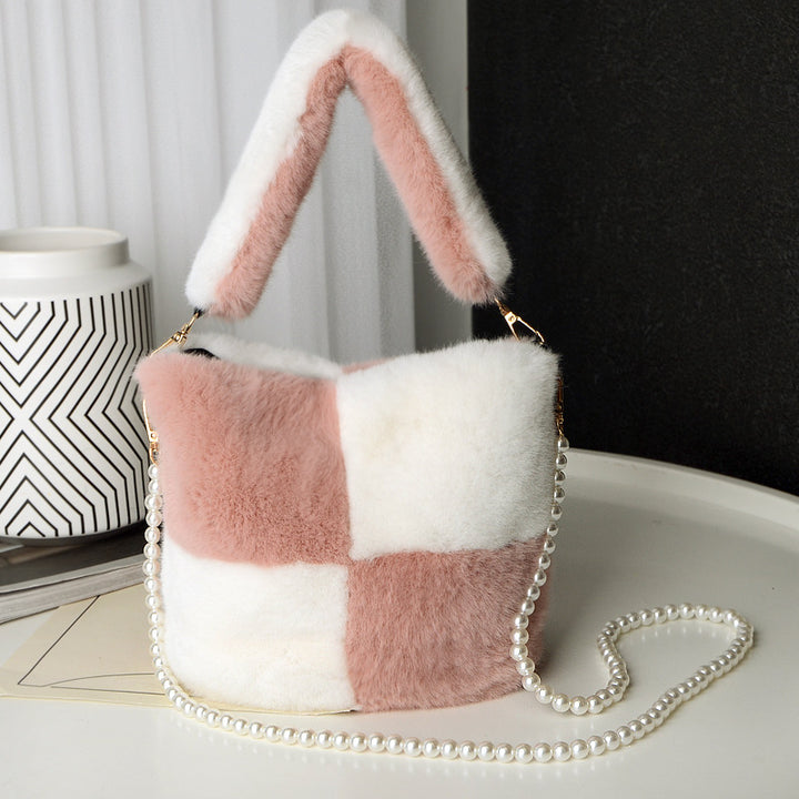 Fluffig bucket bag med pärlkedja