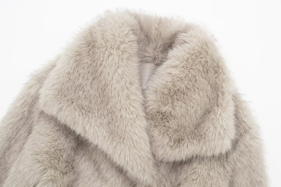Kort fluffig fuskpälsjacka