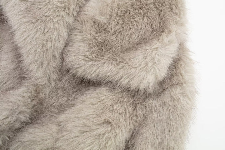 Kort fluffig fuskpälsjacka