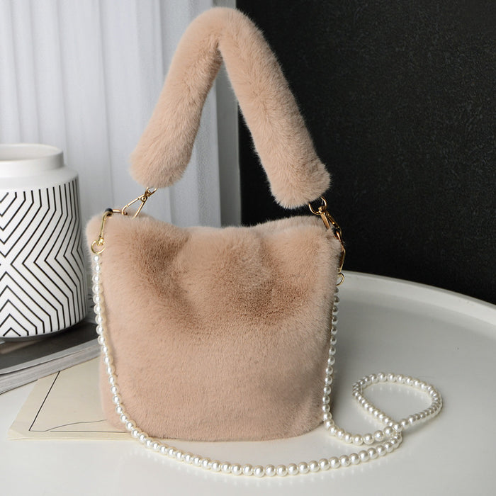 Ebba | Fluffig bucket bag i plysch med pärlkedja