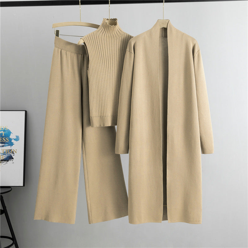Kvinna i beige stickat set med lång kofta